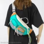 sac banane année 90 turquoise et marron dans le dos