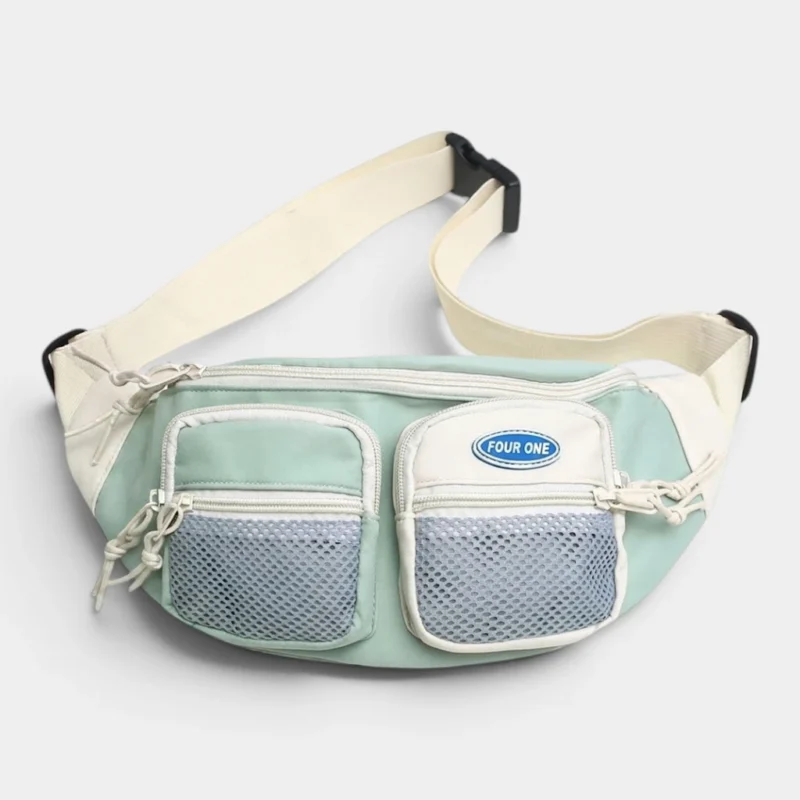 10:36 Sac banane bleu clair et blanc au style années 90, posé de face avec sangle blanche et poches mesh grises