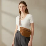 Sac Banane Bandouliere Velours marron avec texture côtelée et bandoulière à motifs porté en bandoulière par une femme