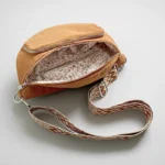 Sac Banane Bandouliere Velours marron orange ouvert montrant un intérieur à motif fleuri et une bandoulière décorée de motifs géométriques