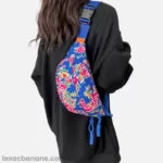 sac banane fleuri bleu en bandoulière