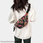 sac banane fleuri noir en bandoulière