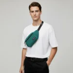 sac banane homme velours côtelé bleu paon vert canard porté en bandoulière