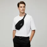 sac banane homme velours côtelé noir porté en bandoulière