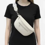 sac banane sangle interchangeable beige porté en bandoulière par une femme