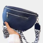 sac banane sangle interchangeable bleu marine dans la main d'une femme