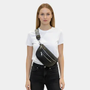 sac banane sangle interchangeable noir porté en bandoulière par une femme