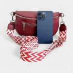 sac banane sangle interchangeable rouge bordeaux avec un iphone dessus