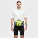 sac banane vélo jaune fluo avec deux bouteilles de 50cl d'eau porté à la taille par un homme