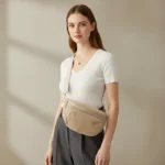 sac banane velours côtelé beige porté en bandoulière par une femme