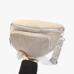 sac banane velours côtelé beige portée dans une main de femme