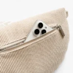 sac banane velours côtelé beige poche arrière avec un smartphone