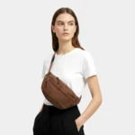 sac banane velours côtelé marron porté en bandoulière par une femme