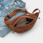 sac banane velours côtelé marron poche ouverte avec smartphone à l'intérieur