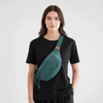 sac-banane-velours-cotele-vert-bandouliere-femme sac banane velours côtelé vert porté en bandoulière par une femme