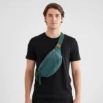 sac-banane-velours-cotele-vert-bandouliere-homme sac banane velours côtelé vert porté en bandoulière par un homme