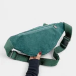 sac-banane-velours-cotele-vert-poche-arriere sac banane velours côtelé vert poche arrière sécurisée et zippée