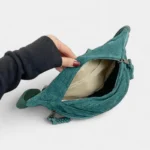 sac-banane-velours-cotele-vert-poche-interieure sac banane velours côtelé vert poche ouverte avec compartiments intérieurs