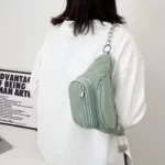 sac banane velours femme vert sur l'épaule