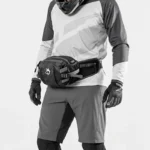 sac banane vtt porté à la taille par un homme en habits de cycliste vtt