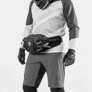 sac banane vtt porté à la taille par un homme en habits de cycliste vtt