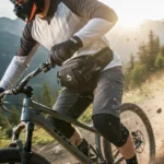 sac banane vtt porté à la taille par un homme en train de faire du vélo off road dans les montagnes