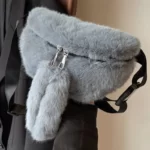 Sac Banane Fausse Fourrure Grise avec pompons