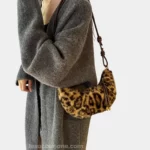 Sac Banane Fausse Fourrure Leopard Claire en bandoulière