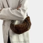 Sac Banane Fausse Fourrure Leopard Foncé Porté en Bandoulière