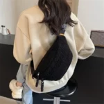 Sac Banane Femme Moumoute Noir porté dans le dos