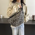 Sac Banane Leopard XXL léopard noir et blanc en bandoulière