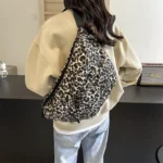 Sac Banane Leopard XXL léopard noir et blanc sur le dos