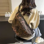 Sac Banane Leopard XXL léopard foncé dans le dos