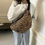 Sac Banane Leopard XXL léopard clair porté en bandoulière