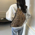 Sac Banane Leopard XXL léopard clair porté dans le dos