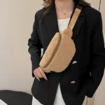 Sac Banane Moumoute Beige porté en bandoulière