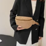 Sac Banane Moumoute Beige porté à la taille