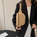 Sac Banane Moumoute Beige porté sur l'épaule