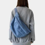 Grand Sac Banane bleu porté dans le dos