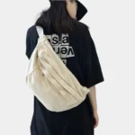 Grand Sac Banane blanc cassé porté dans le dos