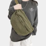 Grand Sac Banane vert kaki porté en bandoulière