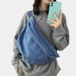 Grand Sac Banane bleu porté en bandoulière