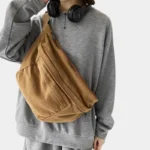 Grand Sac Banane Marron porté en Bandoulière