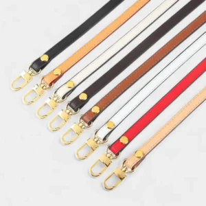 Bandoulière Cuir Fine avec mousquetons dorés et finitions lisses en plusieurs teintes élégantes, vues à plat.