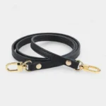 Bandoulière Cuir Fine noire avec mousquetons dorés et coutures ton sur ton, finition élégante.