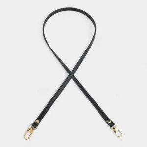 Bandoulière Cuir Fine noire avec mousquetons dorés, couture apparente et finition élégante sur fond clair