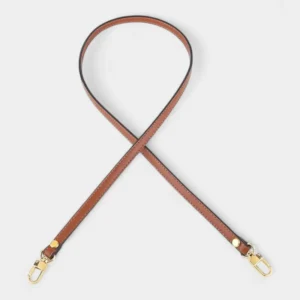 Bandoulière Cuir Fine orange avec mousquetons dorés et tranches teinture ton sur ton, posée à plat.