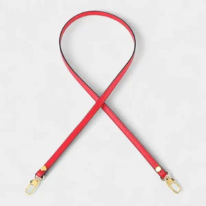 Bandoulière Cuir Fine rouge avec mousquetons en métal doré et finition contrastée posée en boucle sur fond clair.