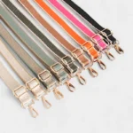 Bandoulière Sac Banane Motifs Grecs en nylon jacquard avec mousquetons dorés et liserés beiges, style moderne et élégant.