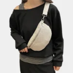 Petit Sac Banane Velours Côtelé Bandoulière Femme blanc cassé porté en bandoulière